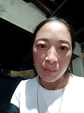 Snapshot of oanh-oanhbay chatting on 11/05/25, 11:10 oanh-oanhbay online show from 11/05/25, 11:10