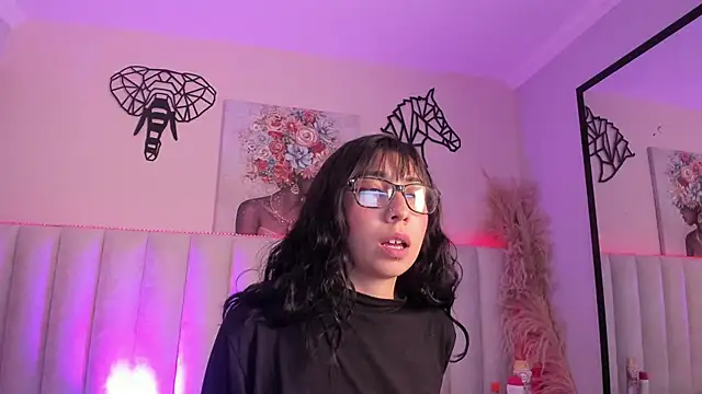 Isabella Crofts online show from 11/19/25, 03:06