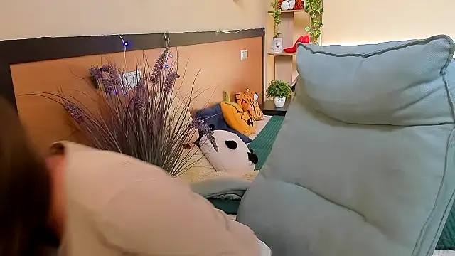 Snapshot of Nesie-Stoun chatting on 11/17/25, 09:48 Nesie-Stoun online show from 11/17/25, 09:48