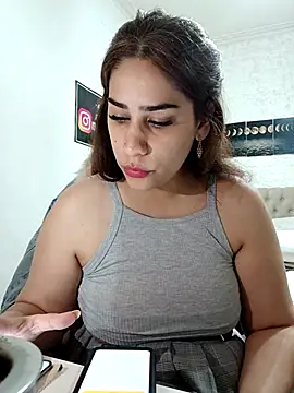 nahiarabiel33 online show from 12/03/25, 02:48