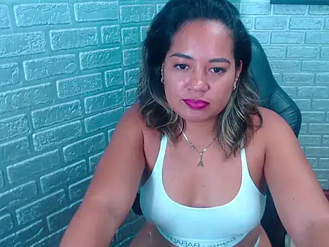 Snapshot of Bella_Summers_ chatting on 11/05/25, 03:45 Bella Summers online show from 11/05/25, 03:45