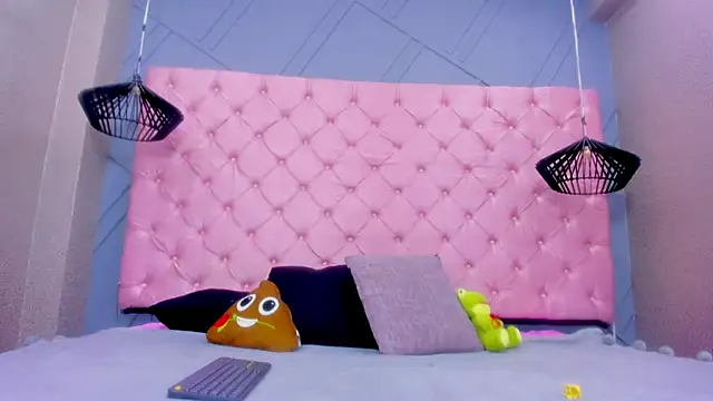 Mia Horney online show from 11/28/25, 02:09