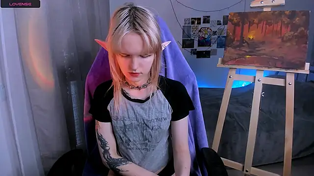 Snapshot of Mel_the_drawer chatting on 04/22/26, 09:11 Mel the drawer online show from 04/22/26, 09:11