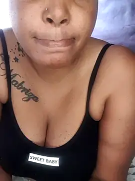 Snapshot of Qeenbrie chatting on 11/18/25, 10:20 Qeenbrie online show from 11/18/25, 10:20