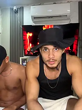 Snapshot of Tonny_2-2cm chatting on 11/09/25, 04:55 Tonny 2-2cm online show from 11/09/25, 04:55