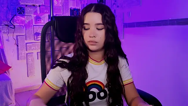 Snapshot of AnnaGarcias_ chatting on 11/06/25, 01:01 AnnaGarcias online show from 11/06/25, 01:01