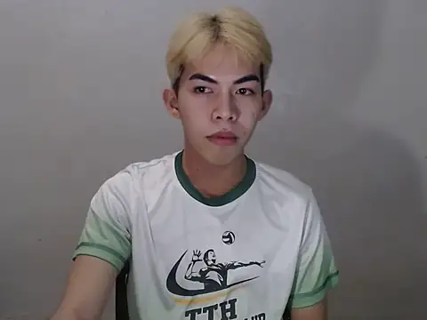 Snapshot of Urhotsilverboy chatting on 06/08/26, 04:29 Urhotsilverboy online show from 06/08/26, 04:29
