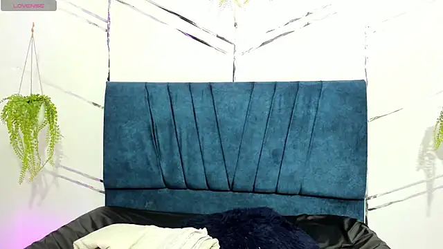 Paris Evans  online show from 01/12/26, 09:20