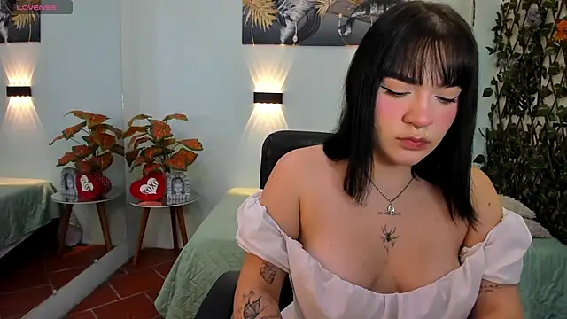 Snapshot of pixie_kat chatting on 11/08/25, 10:52 pixie kat online show from 11/08/25, 10:52