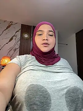 Snapshot of sweetmuslim01 chatting on 07/05/26, 04:19 sweetmuslim01 online show from 07/05/26, 04:19