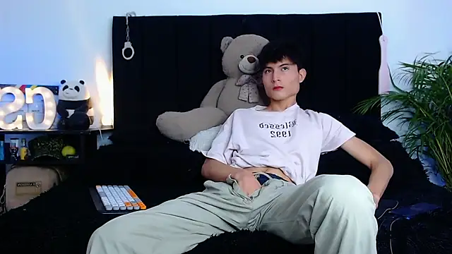 Snapshot of thomasbennett_ chatting on 11/07/25, 06:08 thomasbennett online show from 11/07/25, 06:08