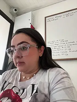 Snapshot of cleo_wale_ chatting on 11/08/25, 04:29 cleo wale online show from 11/08/25, 04:29