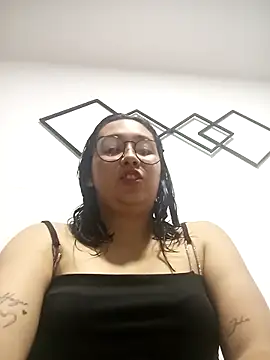 Snapshot of mayte-777 chatting on 11/17/25, 09:53 mayte-777 online show from 11/17/25, 09:53