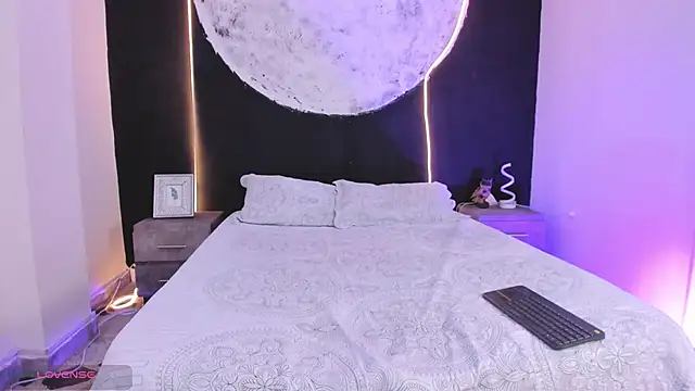 Snapshot of ZarinaWynne chatting on 11/17/25, 08:25 ZarinaWynne online show from 11/17/25, 08:25