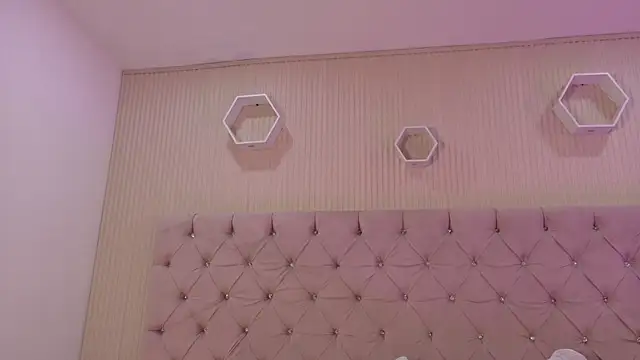 ZarinaWynne online show from 07/17/26, 01:51