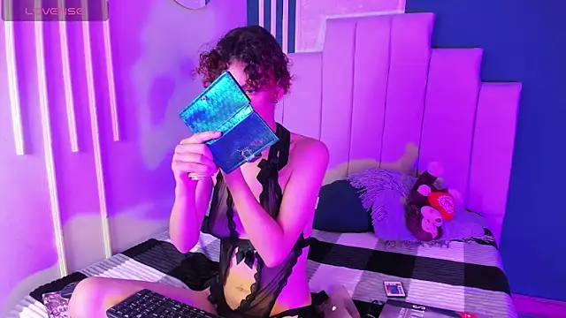 AliceMadnes online show from 11/27/25, 04:47