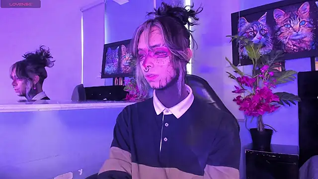 luxiel  online show from 11/19/25, 08:42