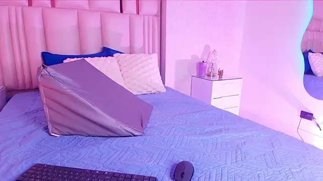 alanarose18 online show from 11/14/25, 07:23