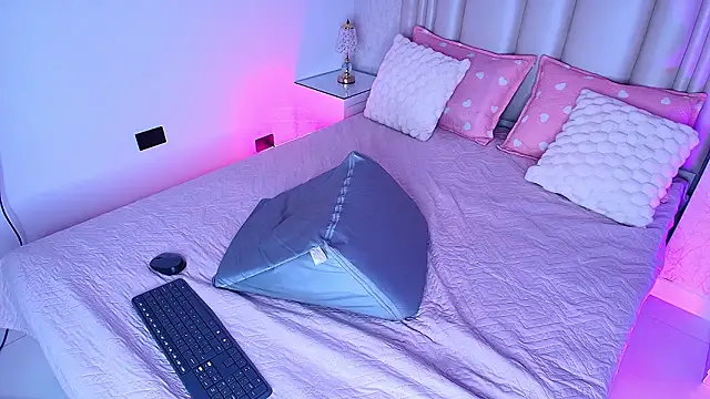 alanarose18 online show from 02/02/26, 07:12