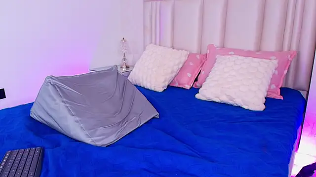 alanarose18 online show from 03/25/26, 07:31