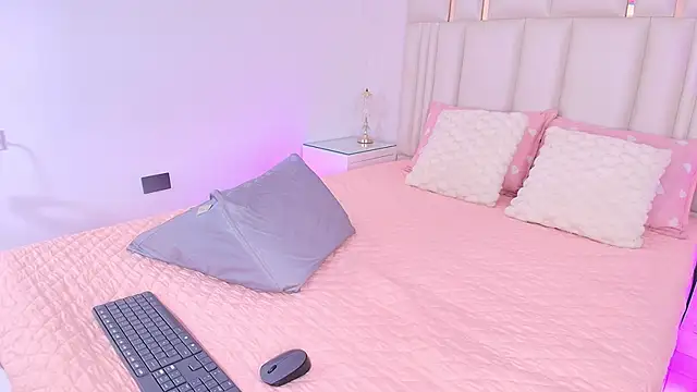 Snapshot of alanarose18 chatting on 04/25/26, 07:22 alanarose18 online show from 04/25/26, 07:22