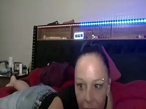 Snapshot of nikkibae33 chatting on 06/08/26, 02:45 nikkibae33 online show from 06/08/26, 02:45