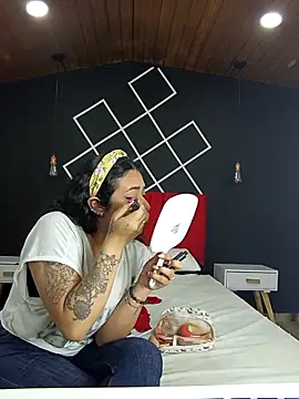 Logan Chloe online show from 12/01/25, 11:37