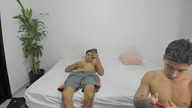 Snapshot of shark_boy28 chatting on 11/15/25, 03:59 shark boy28 online show from 11/15/25, 03:59