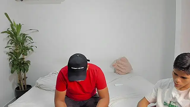 Snapshot of shark_boy28 chatting on 11/24/25, 04:40 shark boy28 online show from 11/24/25, 04:40