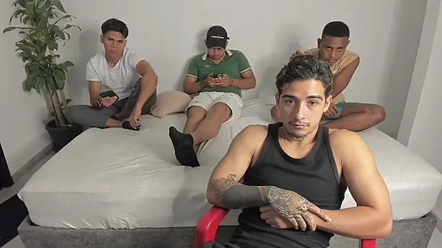 Snapshot of shark_boy28 chatting on 11/26/25, 03:18 shark boy28 online show from 11/26/25, 03:18