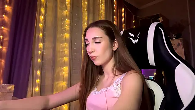 HollyPaw online show from 12/20/25, 08:05