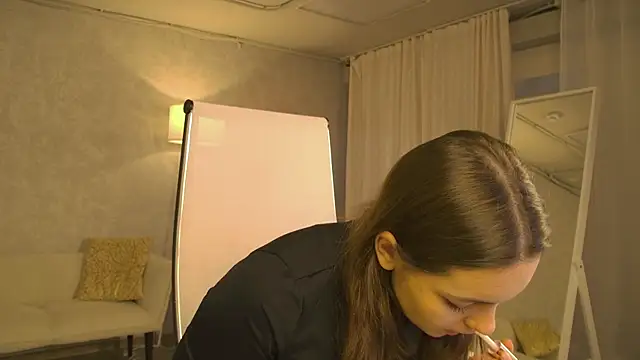 FrancescaCavaliere online show from 12/16/25, 08:41