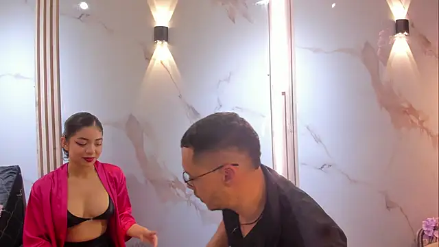 Snapshot of Aron_and_molly chatting on 11/12/25, 12:38 Aron and molly online show from 11/12/25, 12:38