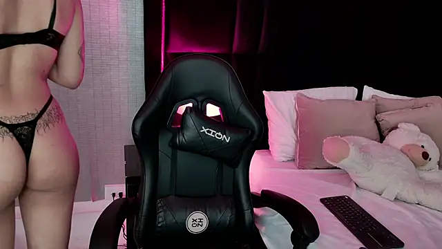 EllaEvanz online show from 11/26/25, 07:37