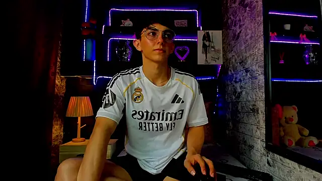 ElanGiraldo online show from 08/07/26, 07:05