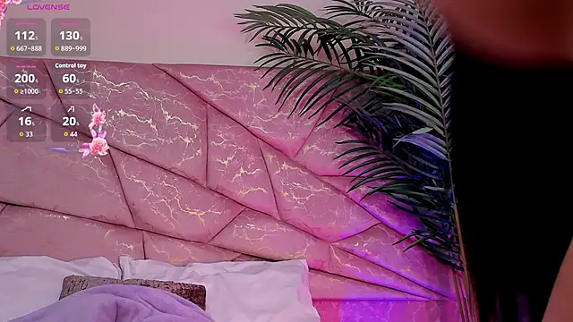  Naomi Fox  online show from 12/23/25, 05:27