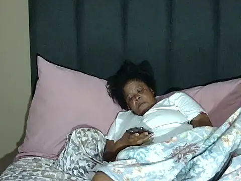 Snapshot of bigsexymama2 chatting on 12/20/25, 02:18 bigsexymama2 online show from 12/20/25, 02:18