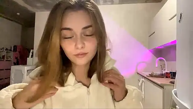 GeralynChiszar online show from 11/18/25, 08:13