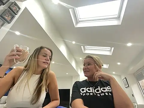 Snapshot of Cutebrowneyes_ chatting on 11/12/25, 01:00 Cutebrowneyes online show from 11/12/25, 01:00