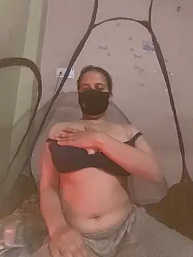 Snapshot of Yamini-X chatting on 12/17/25, 02:12 Yamini-X online show from 12/17/25, 02:12