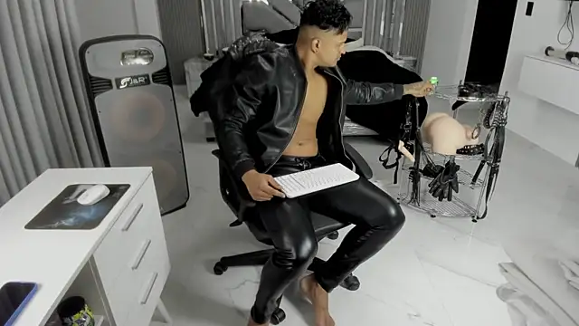 Snapshot of master_leather chatting on 06/06/26, 01:11 master leather online show from 06/06/26, 01:11