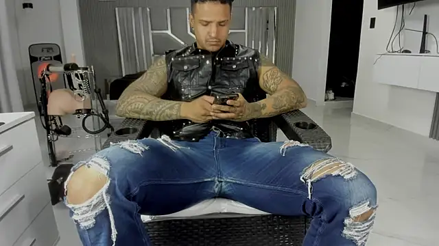 Snapshot of master_leather chatting on 06/20/26, 01:30 master leather online show from 06/20/26, 01:30