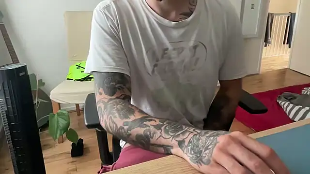 Snapshot of TattedUpSir chatting on 06/19/26, 12:42 TattedUpSir online show from 06/19/26, 12:42
