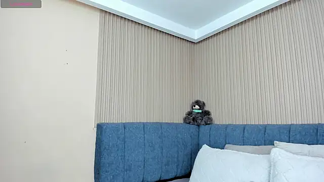 Snapshot of Dulce_emi chatting on 11/28/25, 12:19 Dulce emi online show from 11/28/25, 12:19