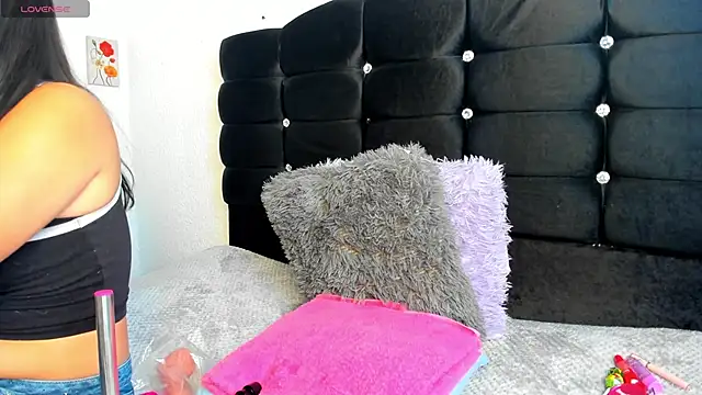 Snapshot of Dulce1_sofia01 chatting on 11/26/25, 02:51 Dulce1 sofia01 online show from 11/26/25, 02:51