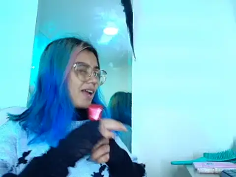 Snapshot of tsuky_nekoo chatting on 11/18/25, 01:11 tsuky nekoo online show from 11/18/25, 01:11