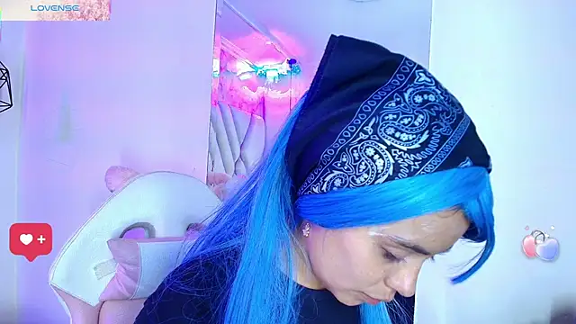 Snapshot of tsuky_nekoo chatting on 11/22/25, 02:10 tsuky nekoo online show from 11/22/25, 02:10