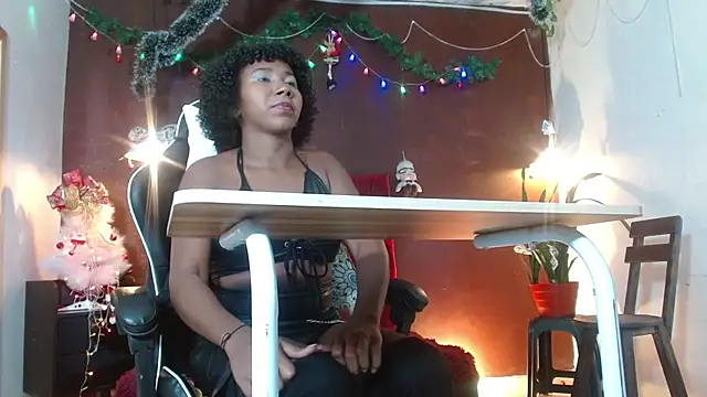 Snapshot of Mila-Crox chatting on 11/13/25, 11:47 Mila-Crox online show from 11/13/25, 11:47