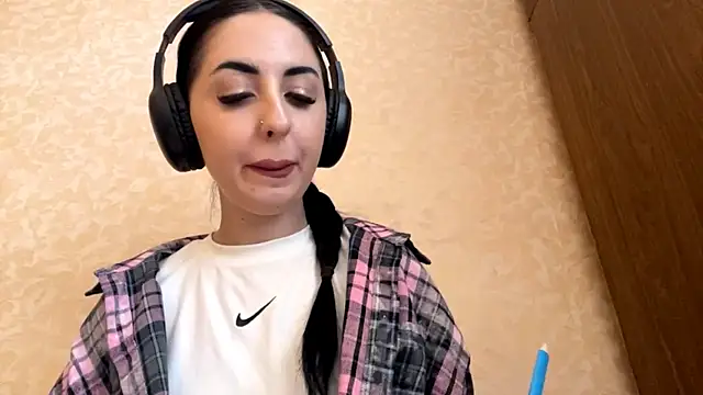 Snapshot of CindyFlowers chatting on 11/14/25, 12:15 CindyFlowers online show from 11/14/25, 12:15