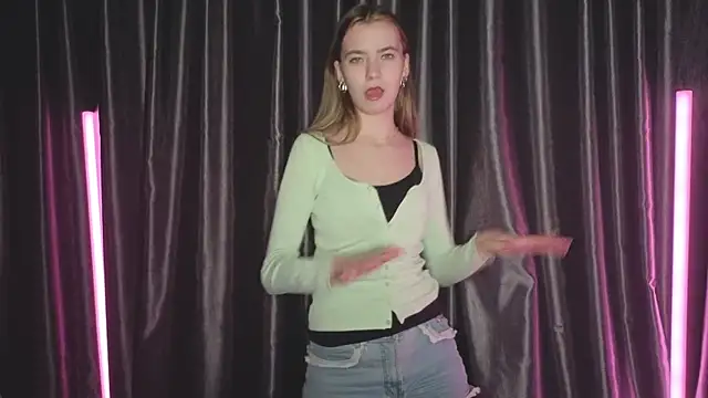 Snapshot of RochelCozzi chatting on 11/25/25, 08:20 RochelCozzi online show from 11/25/25, 08:20